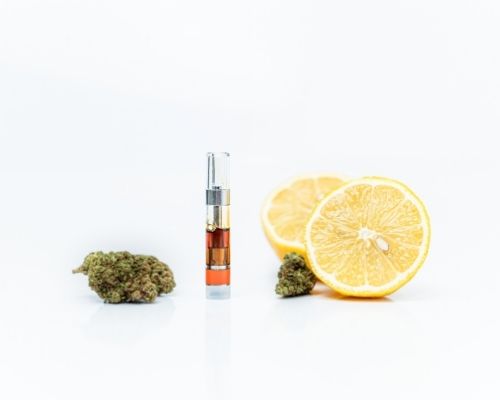 Vapoteuse e-liquide CBD avec feuilles de cannabis