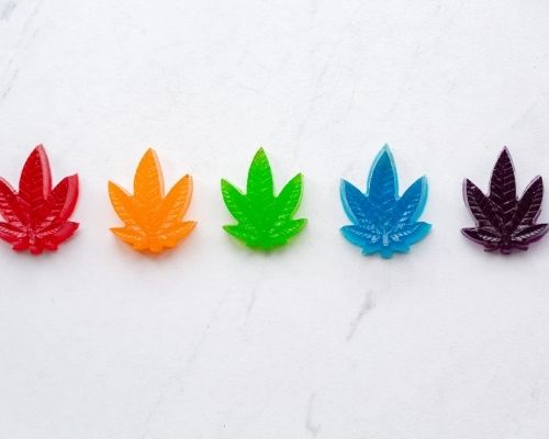 Bonbons en forme de fleurs de cannabis de plusieurs couleurs