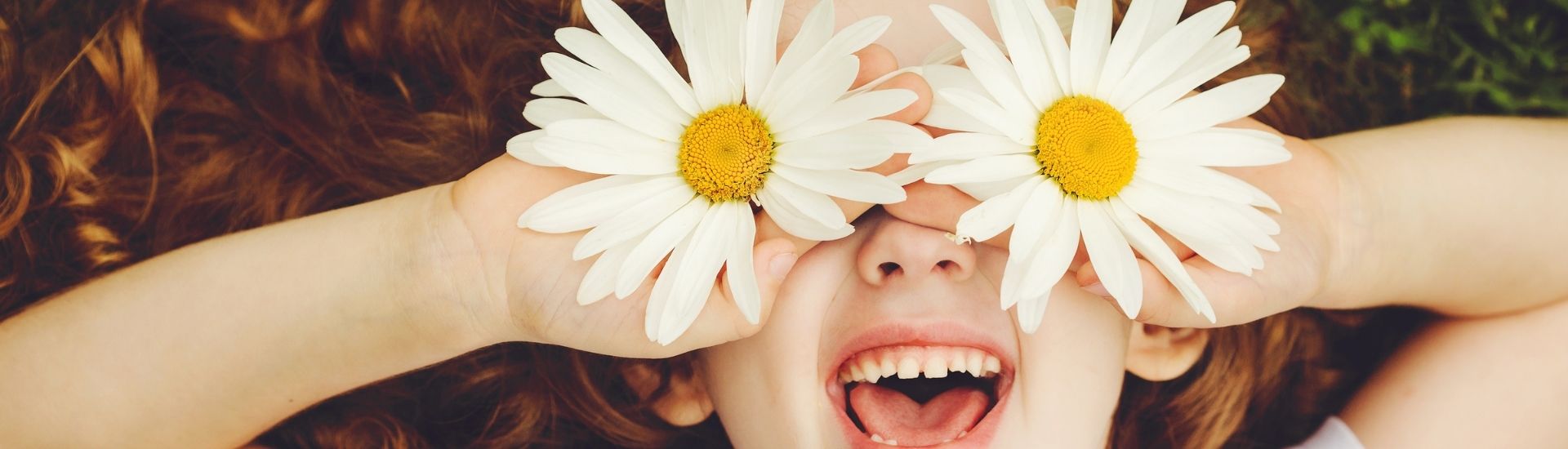 Enfant avec des fleurs sur le visage